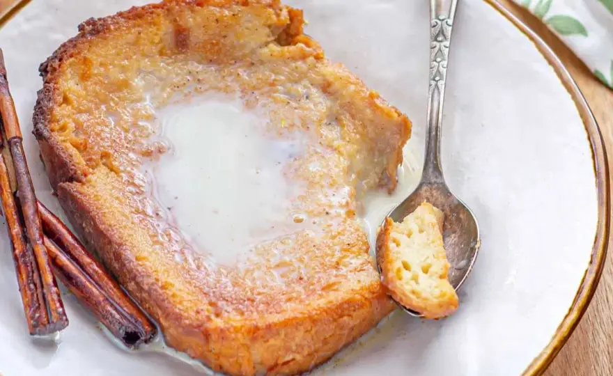 Torrijas con leche condensada, cremosas y doradas
