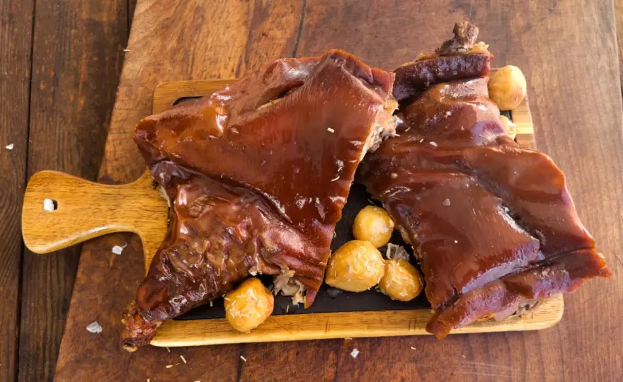 Cochinillo asado perfecto: Piel crujiente, carne jugosa.