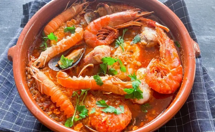 Zarzuela de pescado y marisco con salsa marinera