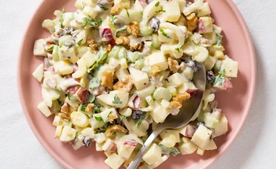Ensalada Waldorf crujiente con manzana, uvas y nueces