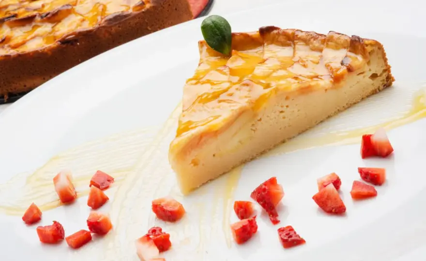 Tarta de manzana casera con base crujiente y fruta jugosa