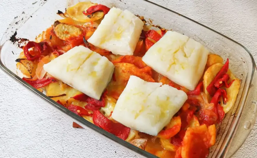 Bacalao al horno jugoso con patatas y trucos para no resecarlo