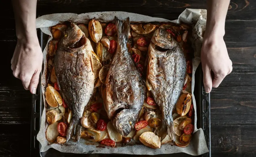 Pescado al horno jugoso - tiempos, temperatura y trucos