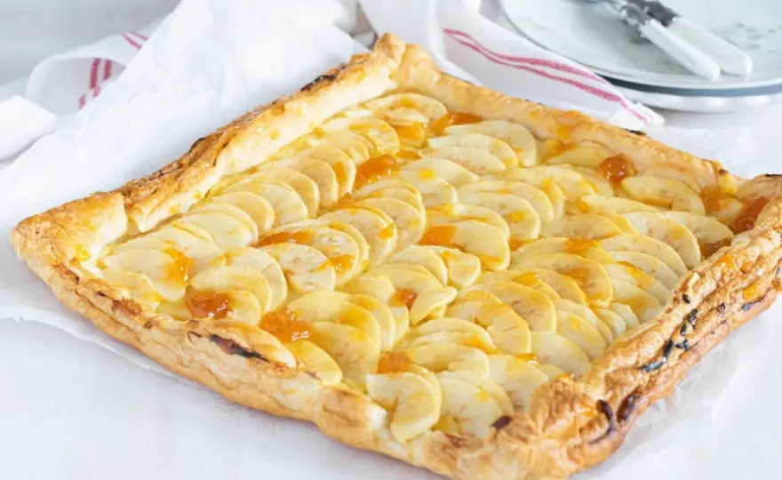 Tarta de manzana y crema pastelera con base crujiente