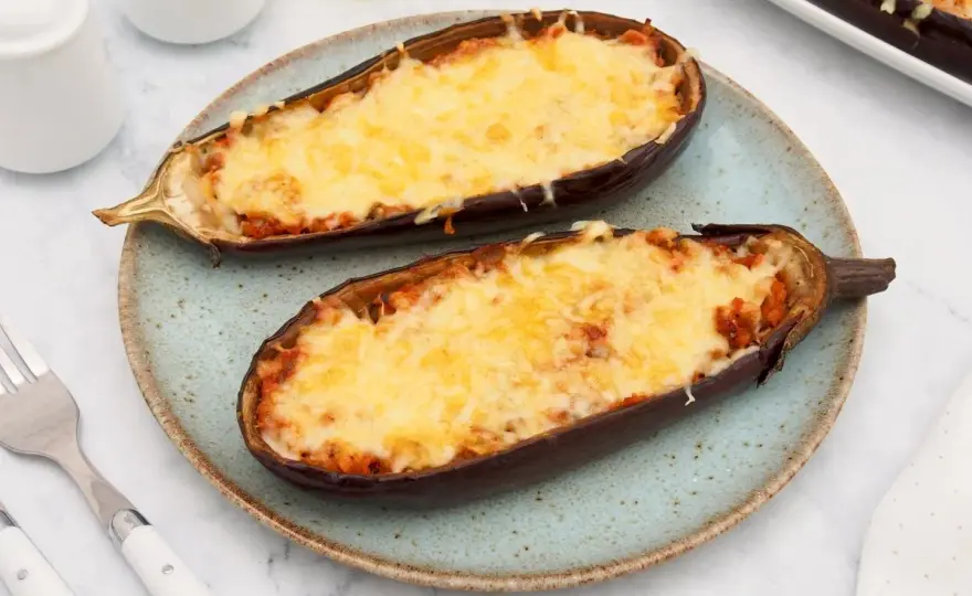 Berenjenas rellenas de atún jugosas y gratinadas al horno