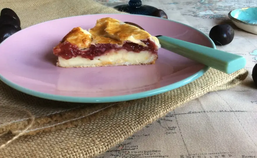 Pastel vasco casero con crema o cereza negra