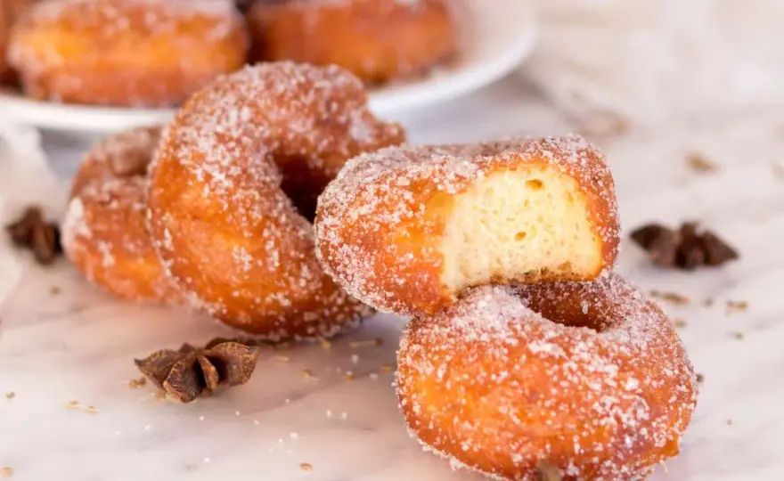 Rosquillas de carnaval ligeras y aromáticas, receta tradicional