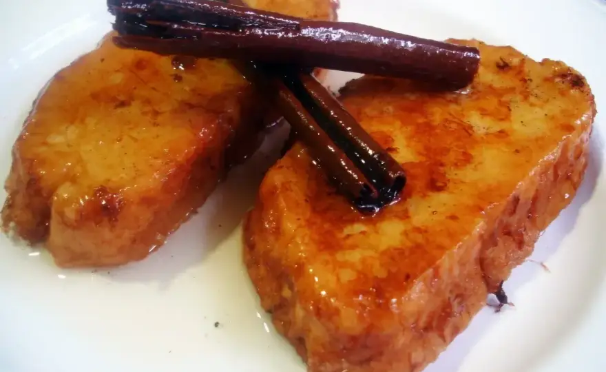 Torrijas de vino doradas y cremosas, paso a paso