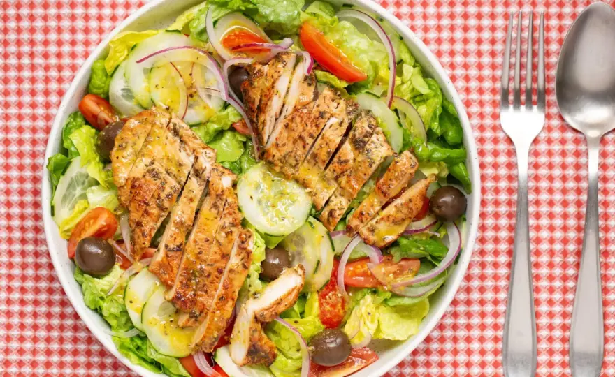 Ensalada de pollo completa y jugosa - cantidades y aliños