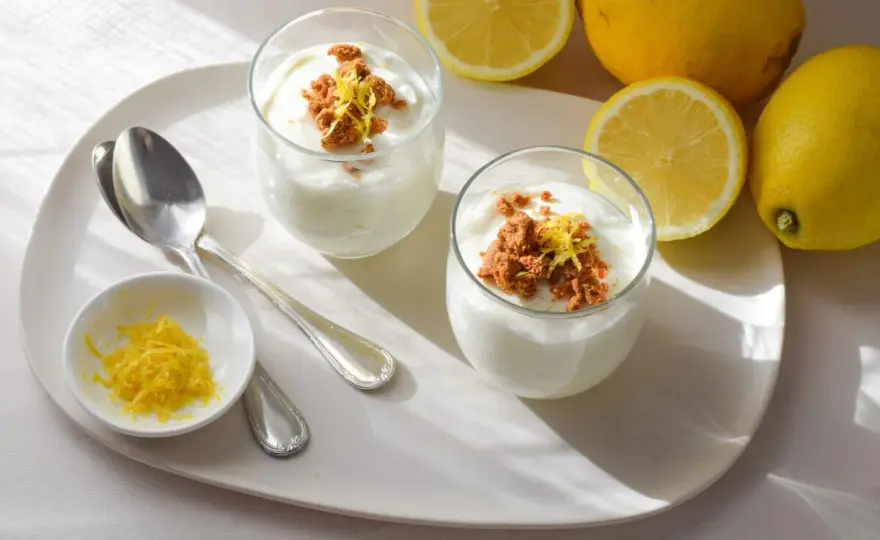 Mousse de limón con leche condensada, cremosa y ligera