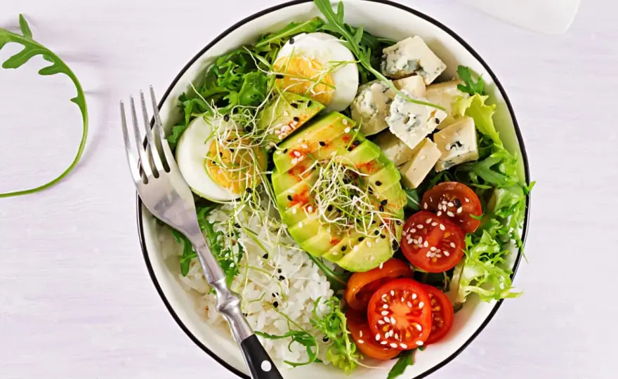 Ensalada de aguacate fresca y equilibrada en 10 minutos