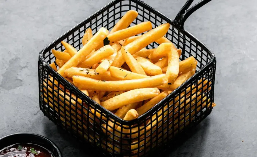 Patatas fritas crujientes con doble fritura y sin exceso de grasa