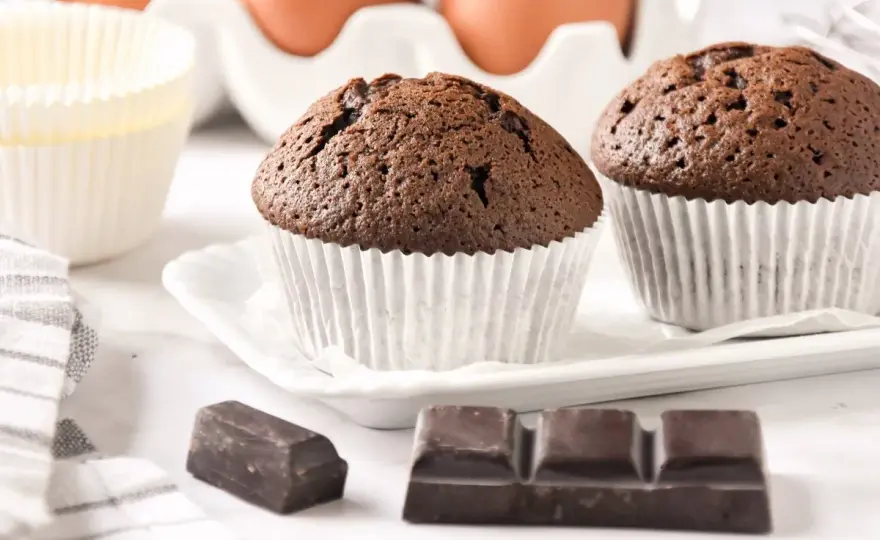 Magdalenas de chocolate tiernas y altas con copete