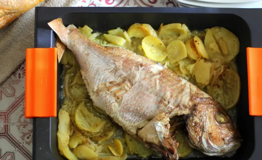 Pargo al horno con patatas, jugoso y fácil de preparar