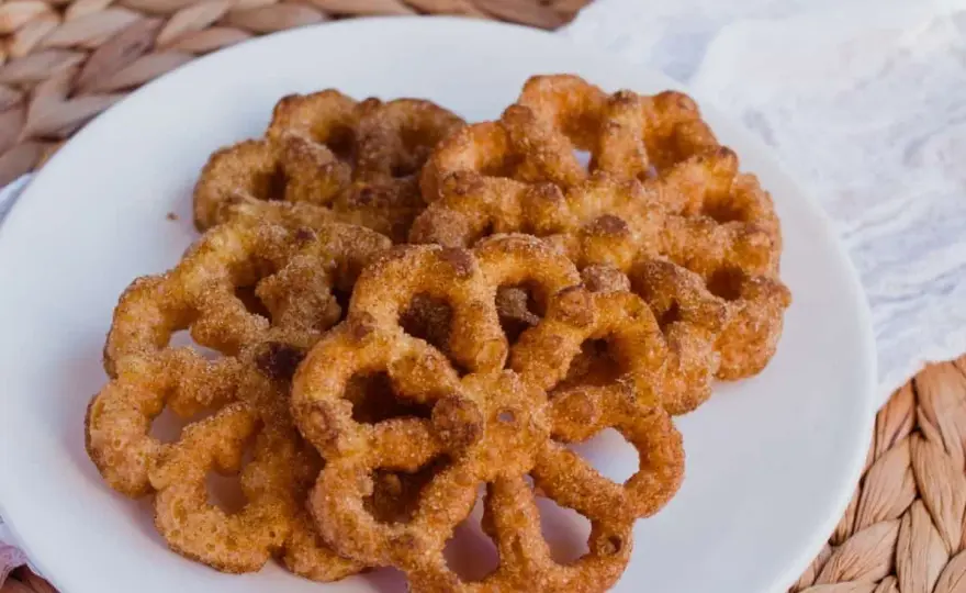 Buñuelos de viento ligeros y dorados, con trucos para freírlos