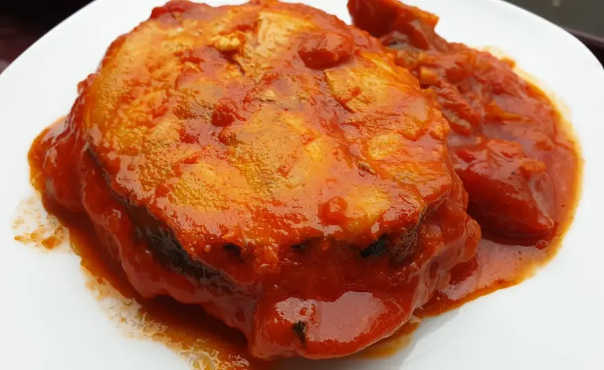 Bonito con tomate jugoso sin resecarlo
