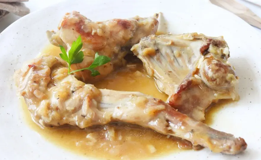 Conejo jugoso: recetas, cortes y trucos para no fallar
