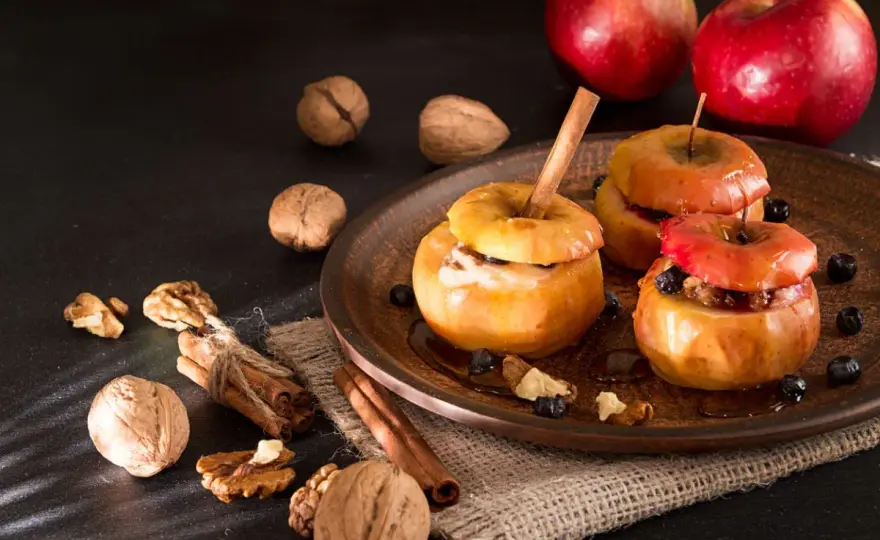 Manzanas al horno jugosas - trucos, tiempos y rellenos