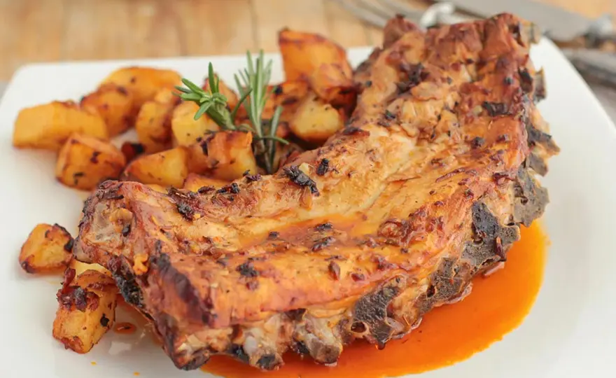 Costillas asadas con patatas - Jugosas, tiernas y sin errores