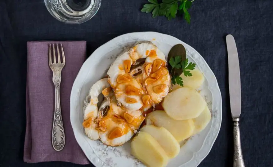 Merluza a la gallega con patatas y ajada sin complicaciones