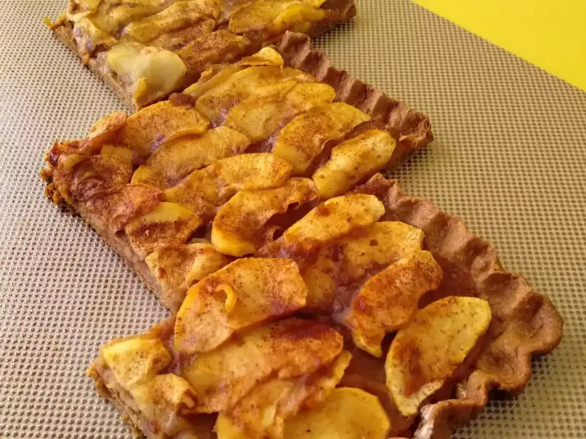 Tarta de manzana casera con base crujiente y fruta equilibrada