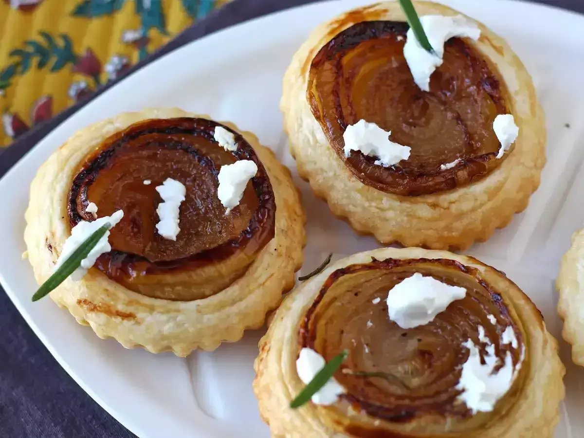 Deliciosas tartas tatin individuales con cebolla caramelizada, queso de cabra y romero.