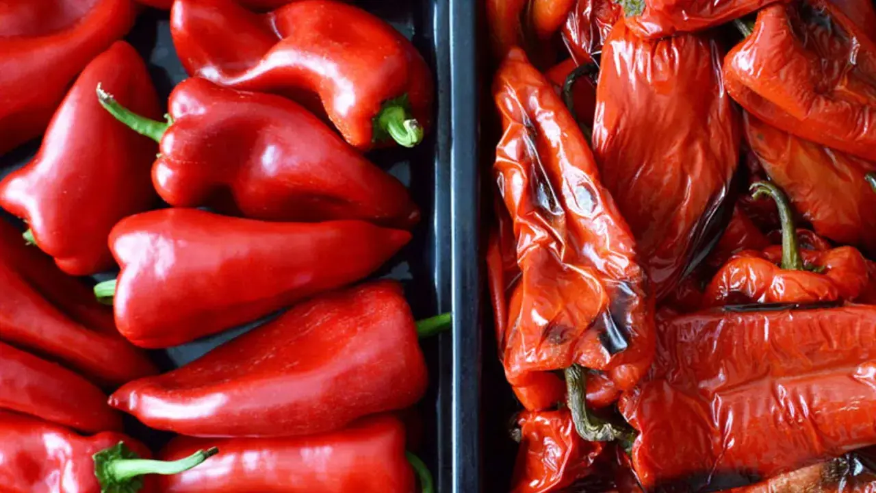 Pimientos rojos frescos y pimientos asados, listos para ser disfrutados en una deliciosa ensalada.