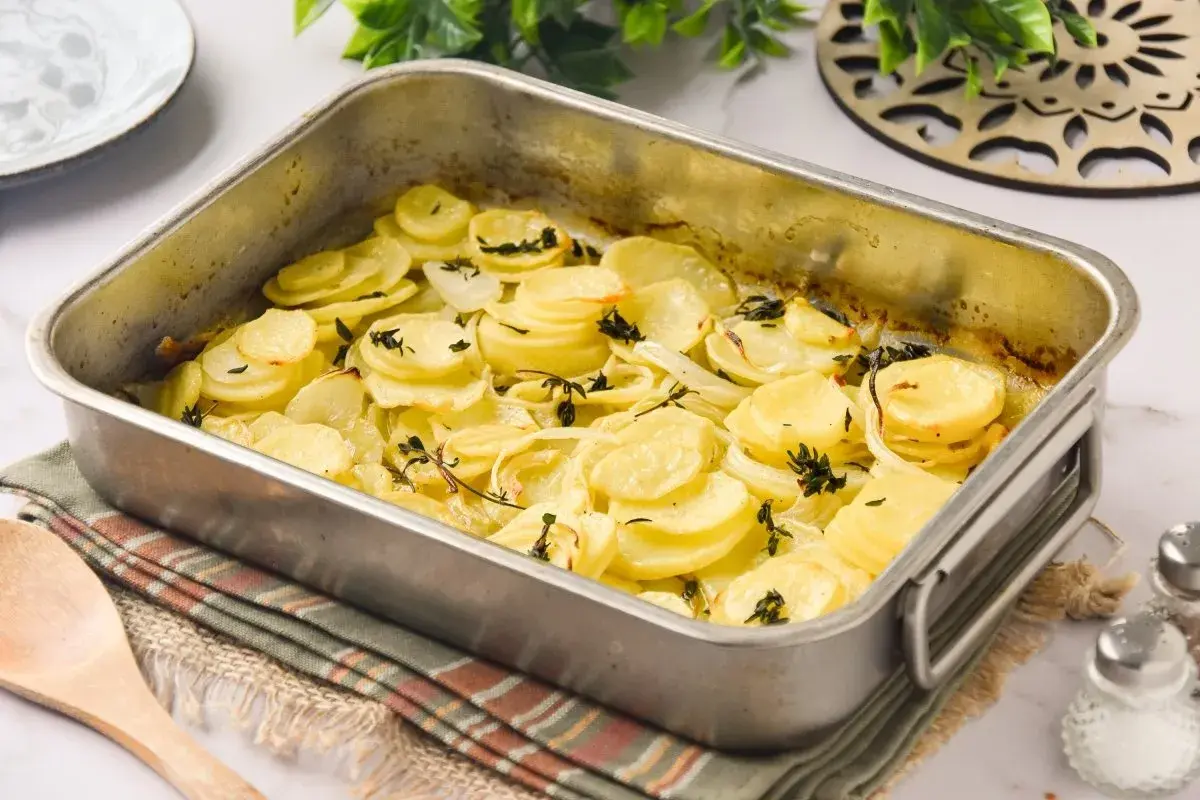 Patatas panaderas recién horneadas, doradas y tiernas, con hierbas aromáticas. Un plato casero perfecto.