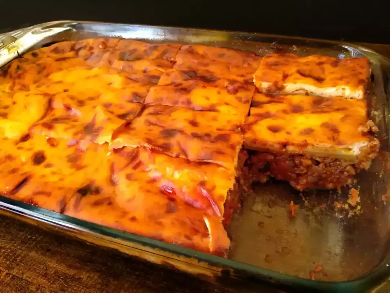 Musaka casera recién horneada, lista para servir. Una deliciosa receta que no te puedes perder.