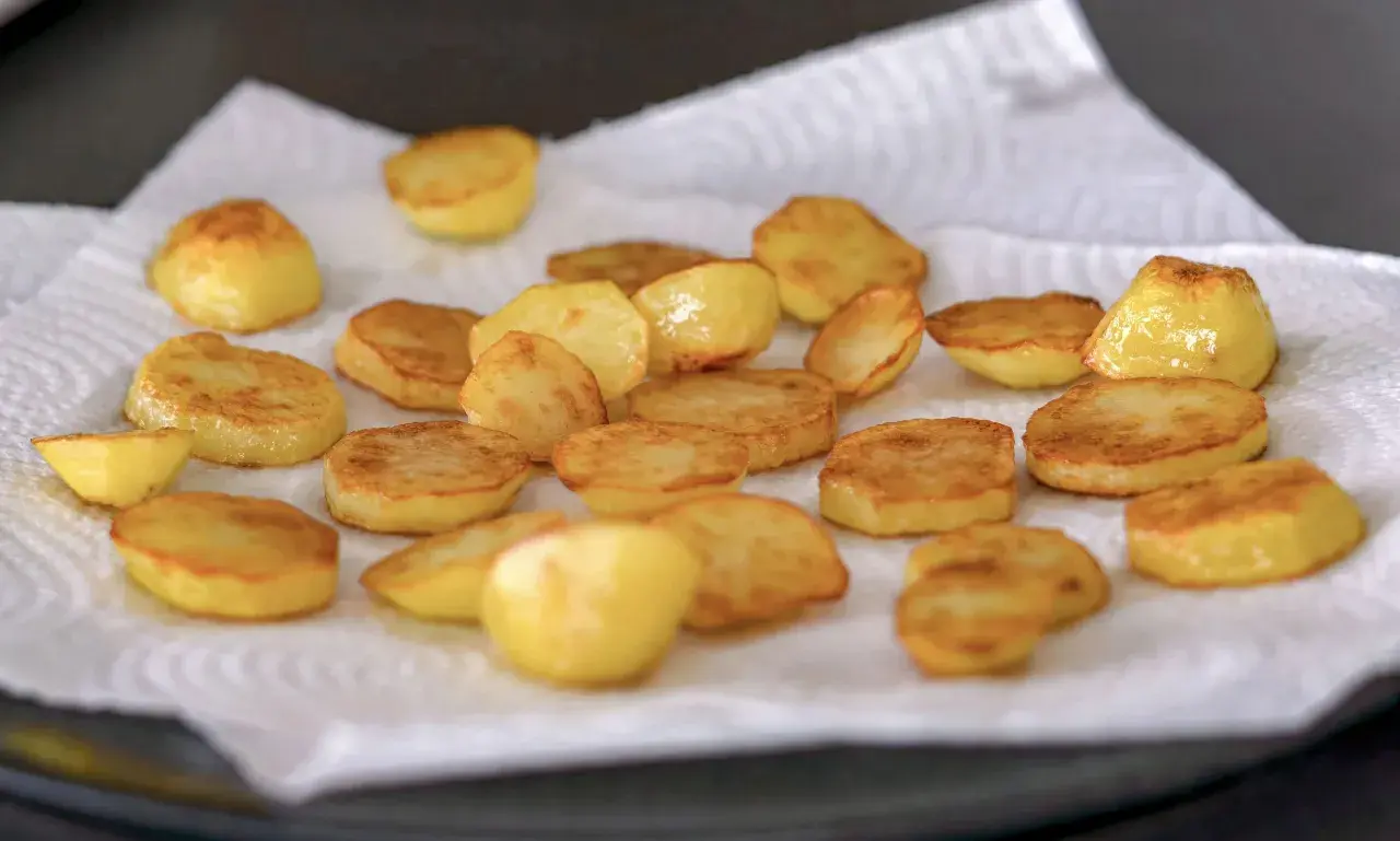 Patatas al horno listas para disfrutar. El tiempo perfecto de cocción las deja doradas y crujientes.