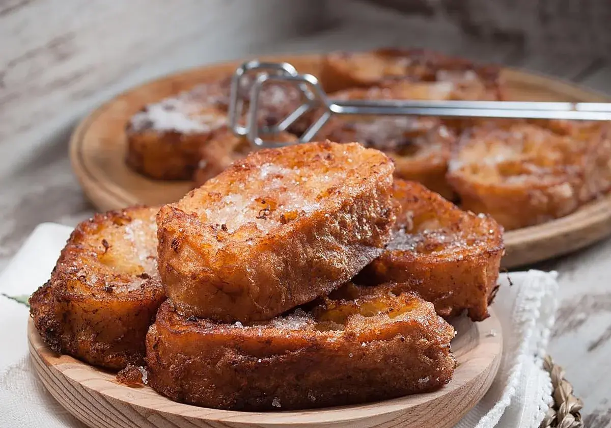 Torrijas caseras, doradas y espolvoreadas con azúcar. Una deliciosa receta tradicional.