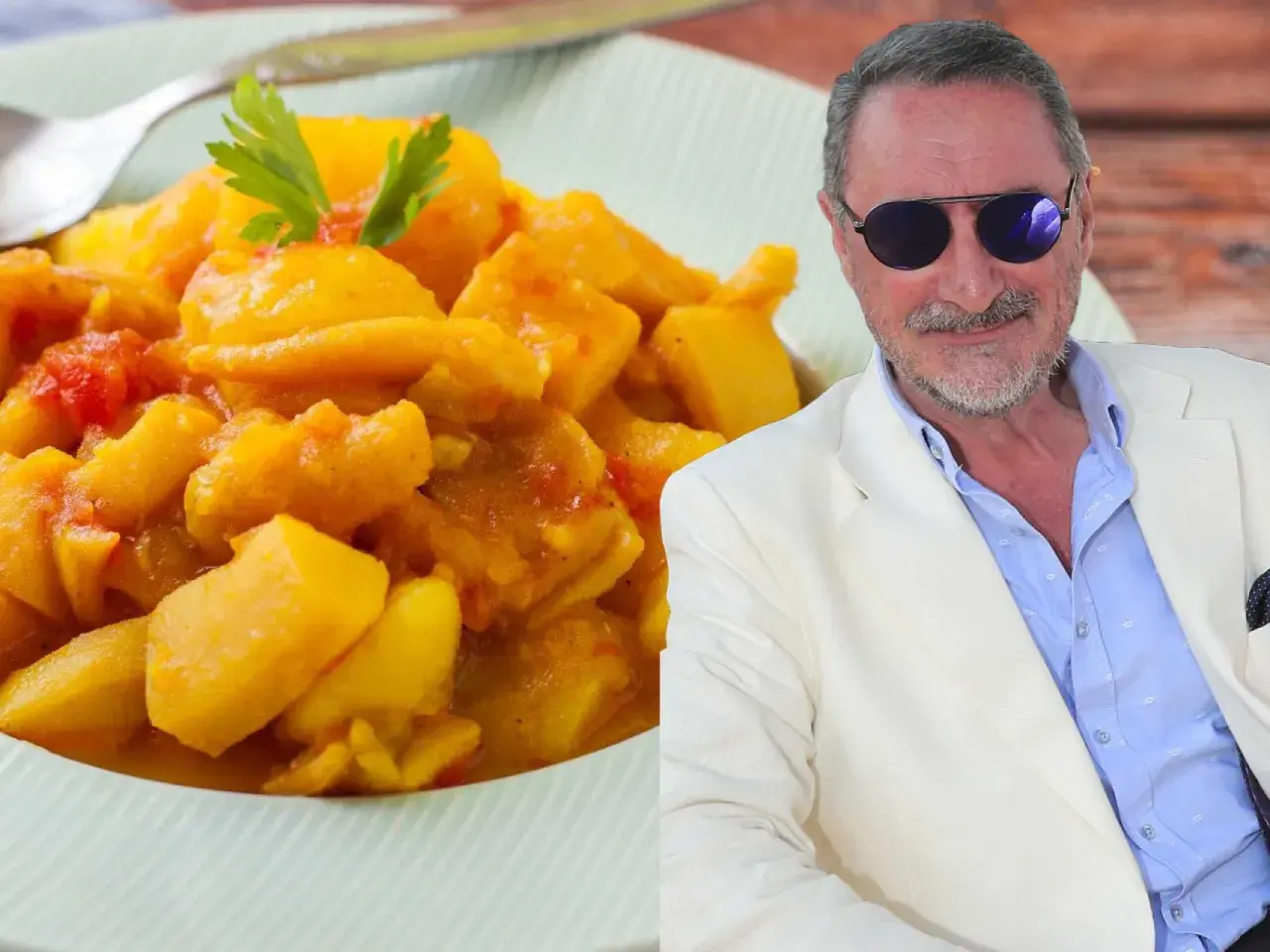 Un hombre con gafas de sol y traje blanco sonríe junto a un plato de papas con choco, un guiso amarillo con trozos de tomate y perejil.
