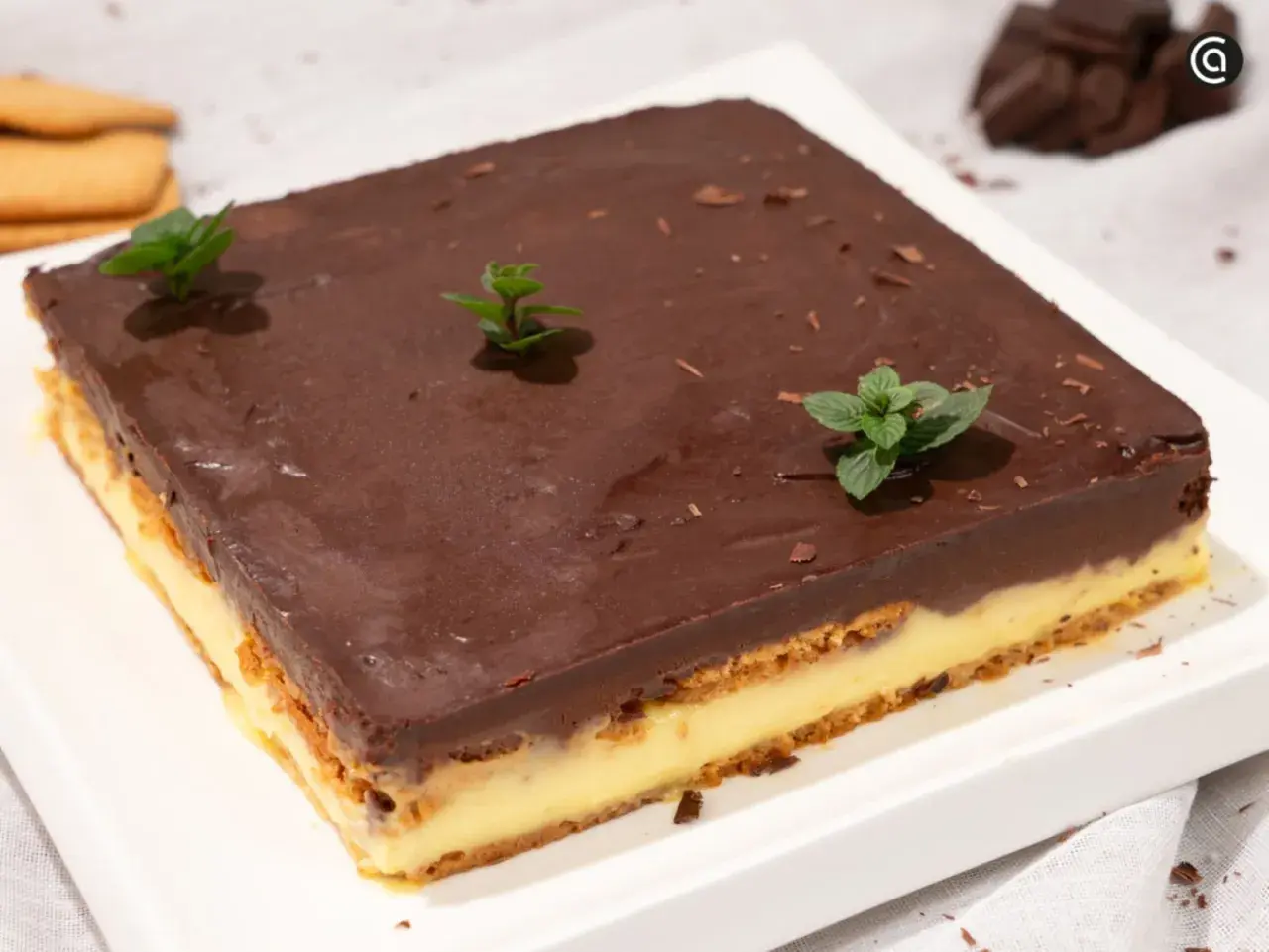 Deliciosa tarta de galletas de la abuela, cubierta de chocolate y decorada con menta.