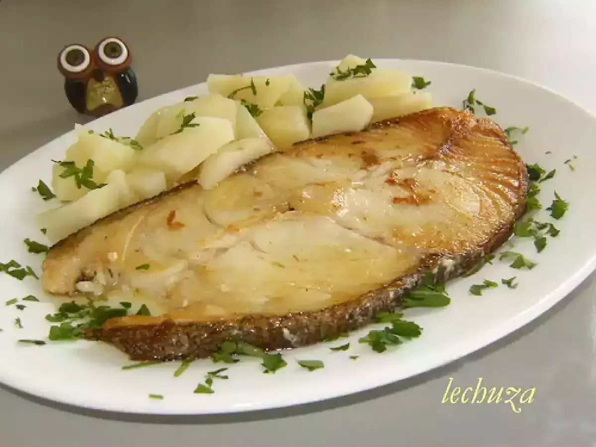 Rodaballo a la plancha jugoso y dorado, acompañado de patatas cocidas y perejil picado. Un plato sencillo y delicioso.