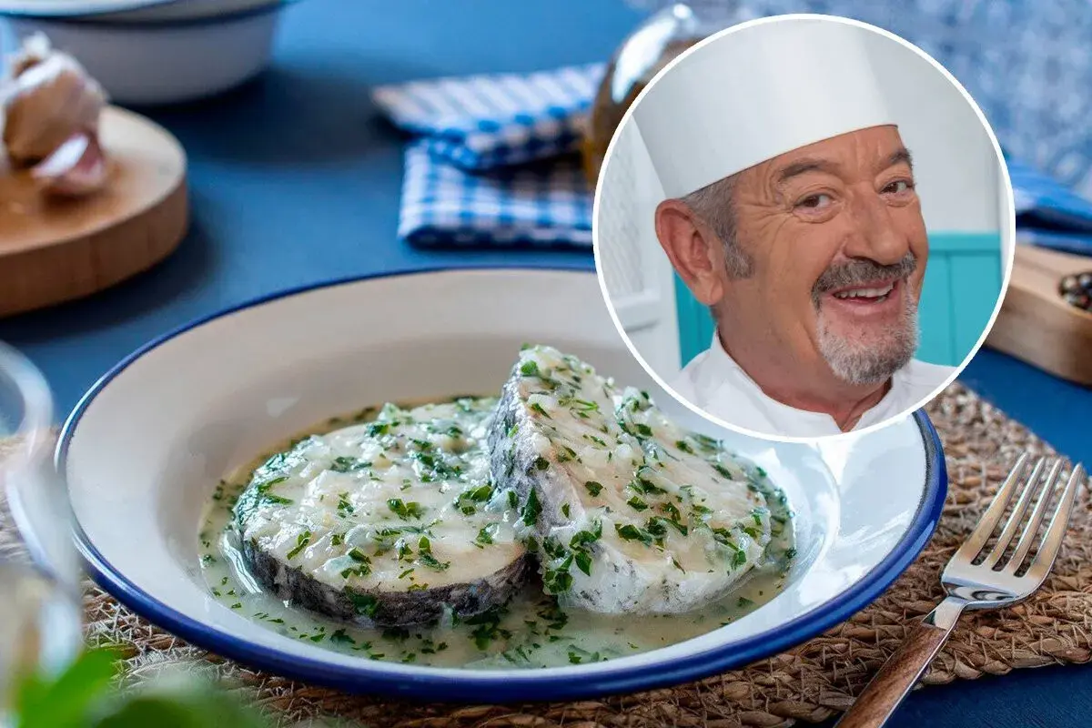 Merluza en salsa verde, un plato tradicional español, servido con un chef sonriente.