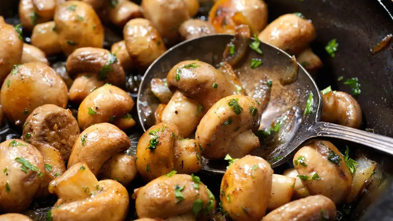 Champiñones salteados con perejil, listos para ser parte de deliciosas recetas con champiñones.