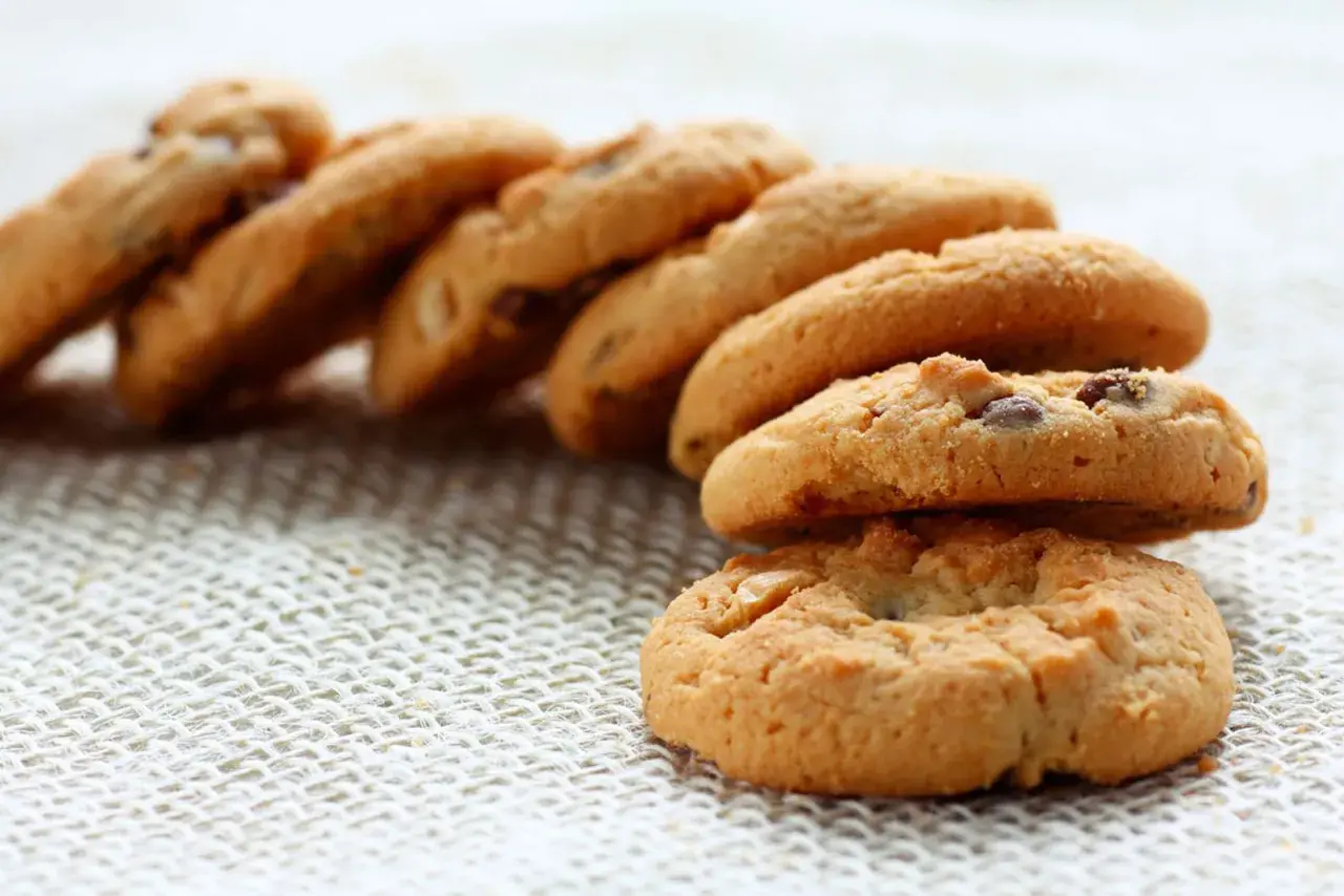 Galletas caseras con chispas de chocolate, perfectas para aprender como hacer galletas.