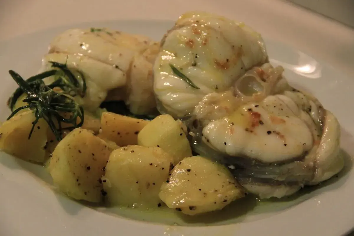 Rape a la plancha jugoso, acompañado de patatas doradas y romero fresco. Un plato sencillo pero delicioso.