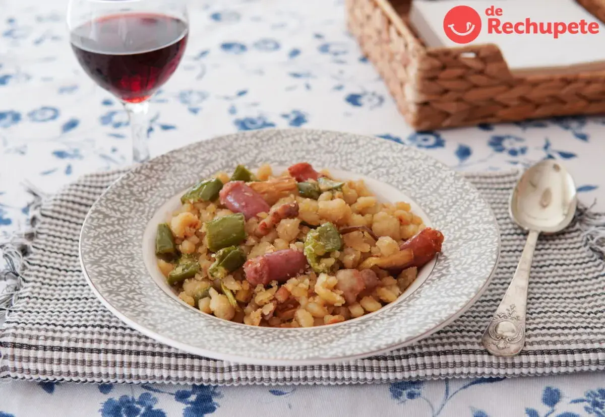 Migas de harina con chorizo y pimientos. La cantidad de agua es clave para su textura.