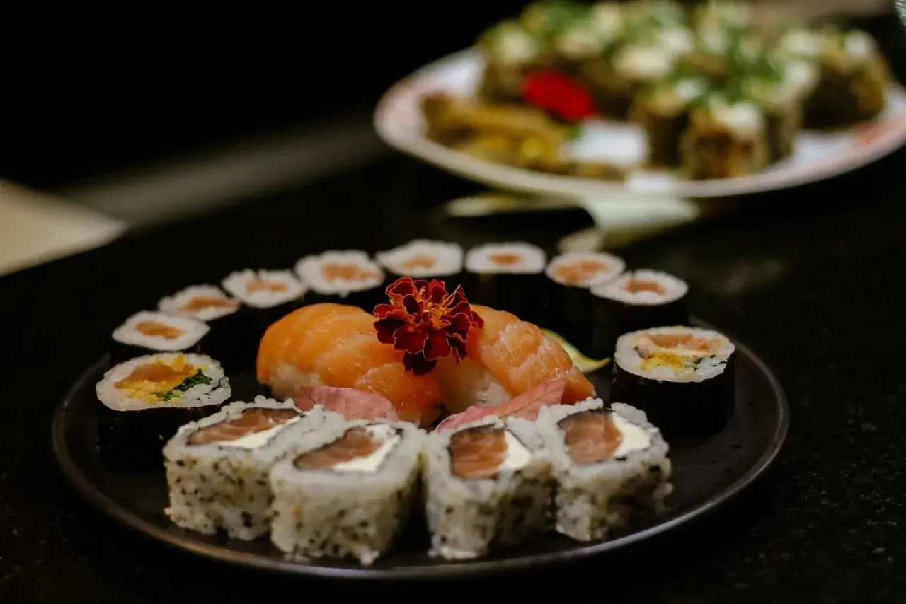 Delicioso arroz sushi receta con salmón fresco y flor decorativa. Un festín visual y culinario.