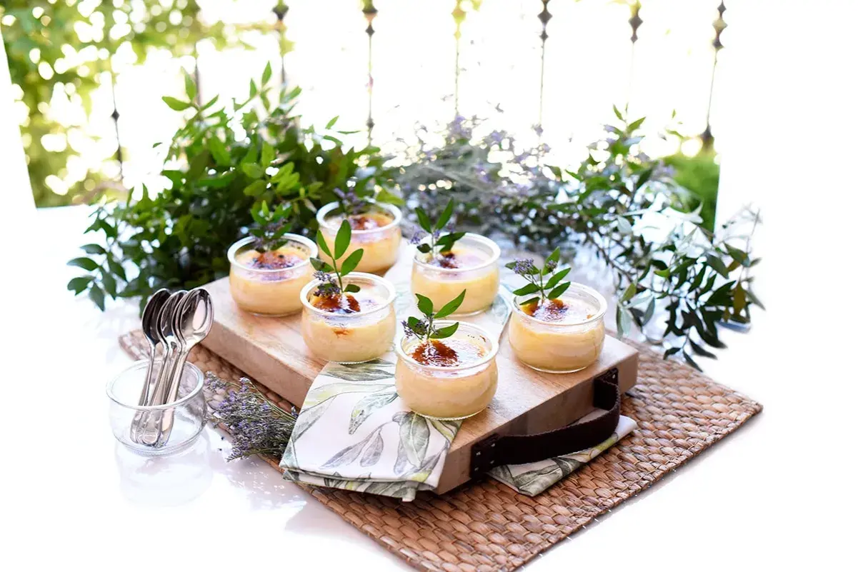 Seis cremas catalanas perfectas, hechas con Thermomix, adornadas con ramitas verdes y lavanda.