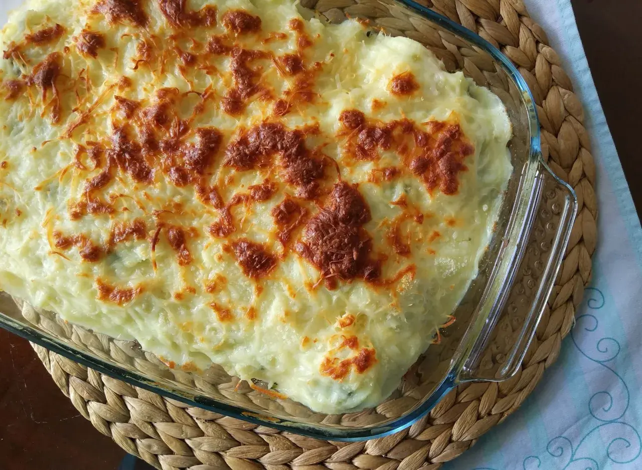 Parmentier de patata gratinado, con una capa dorada de queso fundido y burbujeante, listo para servir.