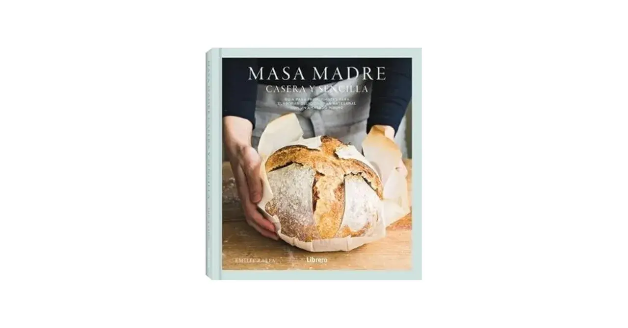 Libro "Masa Madre Casera y Sencilla" con un pan artesanal recién horneado envuelto en papel.