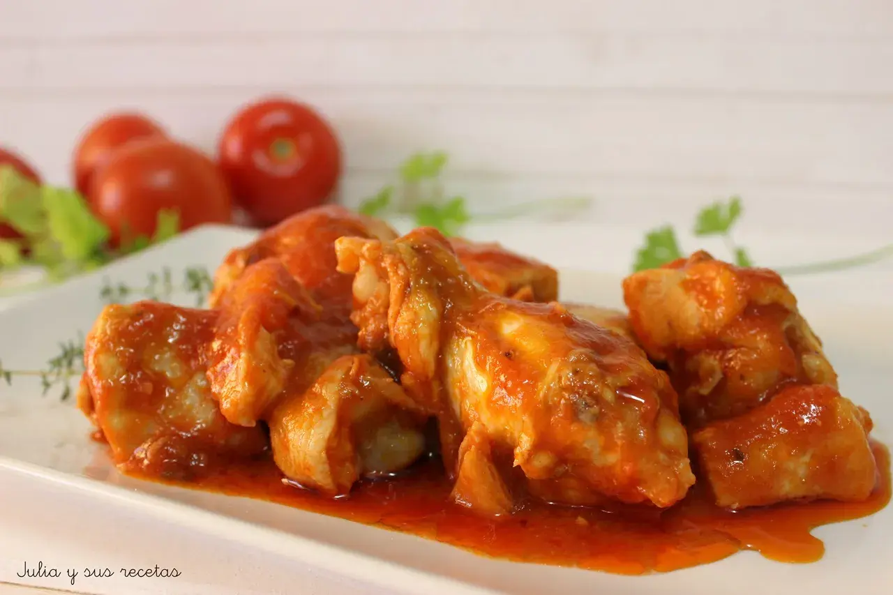 Sabroso pollo con tomate, cocinado a fuego lento hasta que la carne esté tierna y la salsa espesa. ¡Un clásico casero!