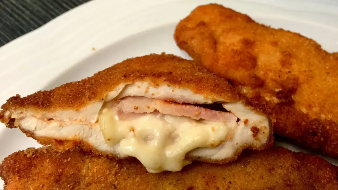Libritos de lomo de pollo empanados, rellenos de queso fundido y jamón. ¡Un bocado delicioso!