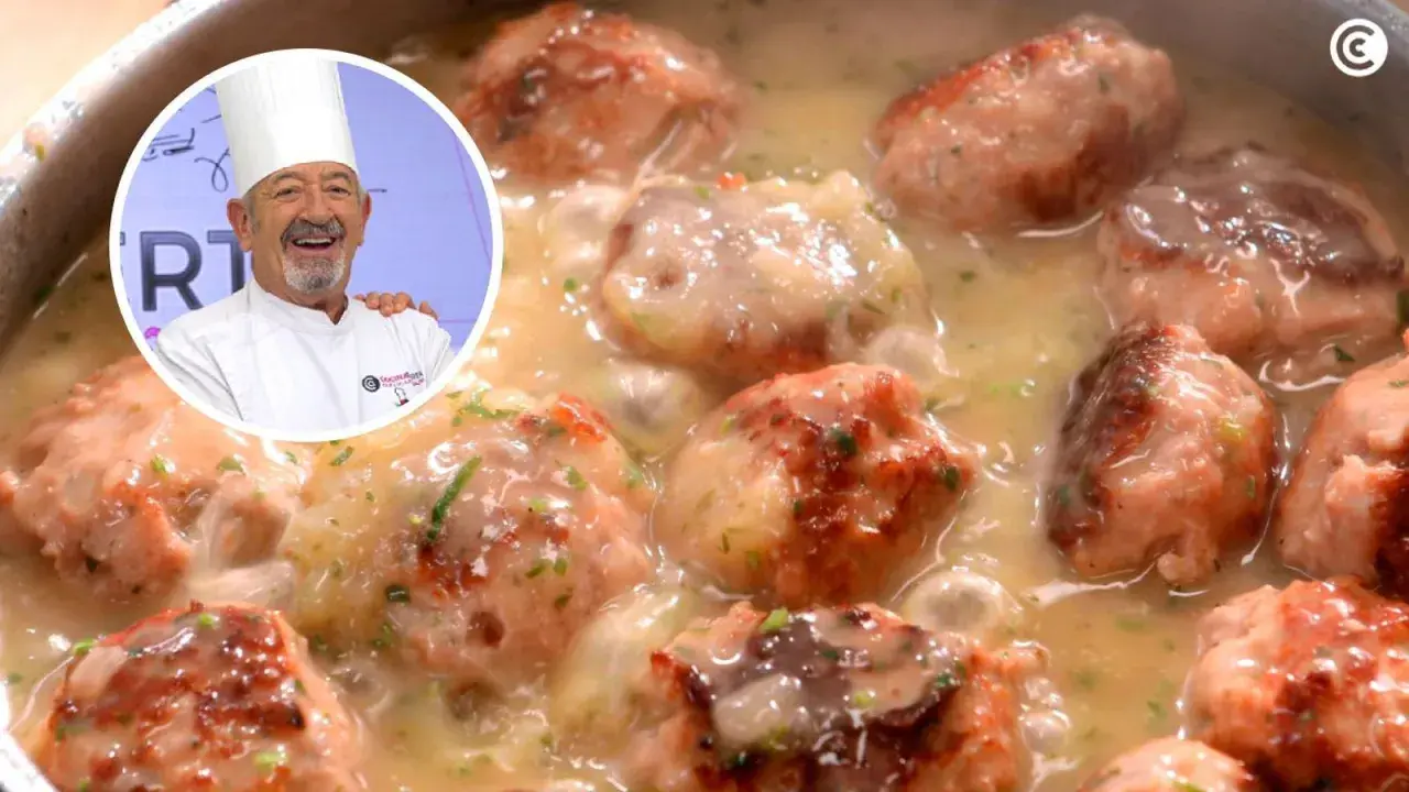 Chef Karlos Arguiñano sonríe junto a un plato de jugosas albóndigas en salsa, listas para disfrutar.