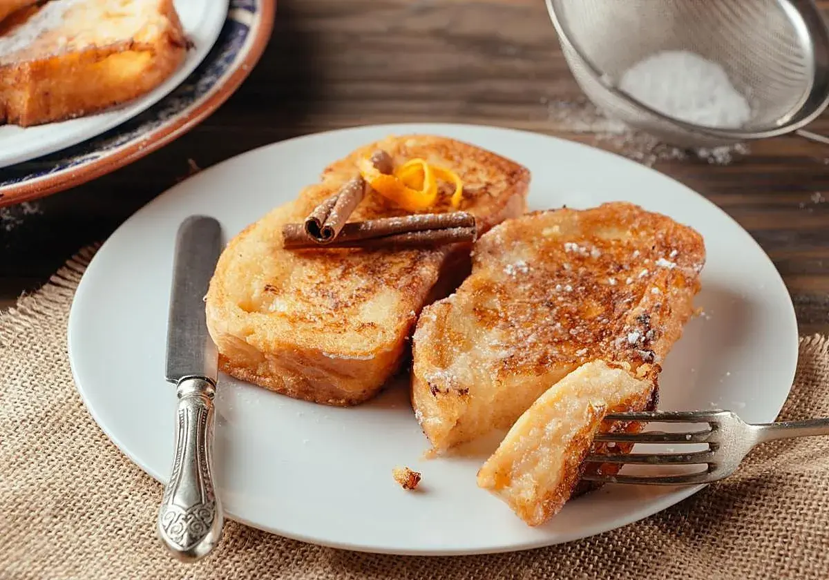 Torrijas caseras, doradas y esponjosas, listas para disfrutar. El pan para torrijas perfecto, con canela y ralladura de naranja.