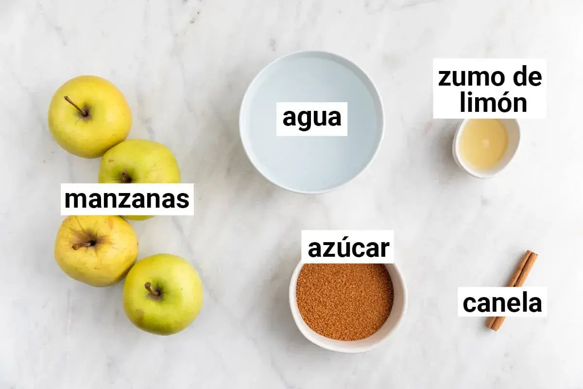Ingredientes para compota de manzana: manzanas, agua, azúcar, zumo de limón y canela.