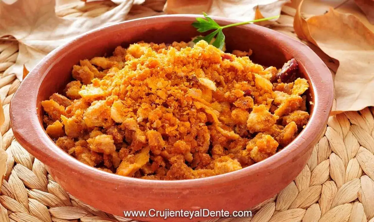 Migas de harina doradas y crujientes en cuenco de barro. La cantidad de agua es clave para su textura perfecta.