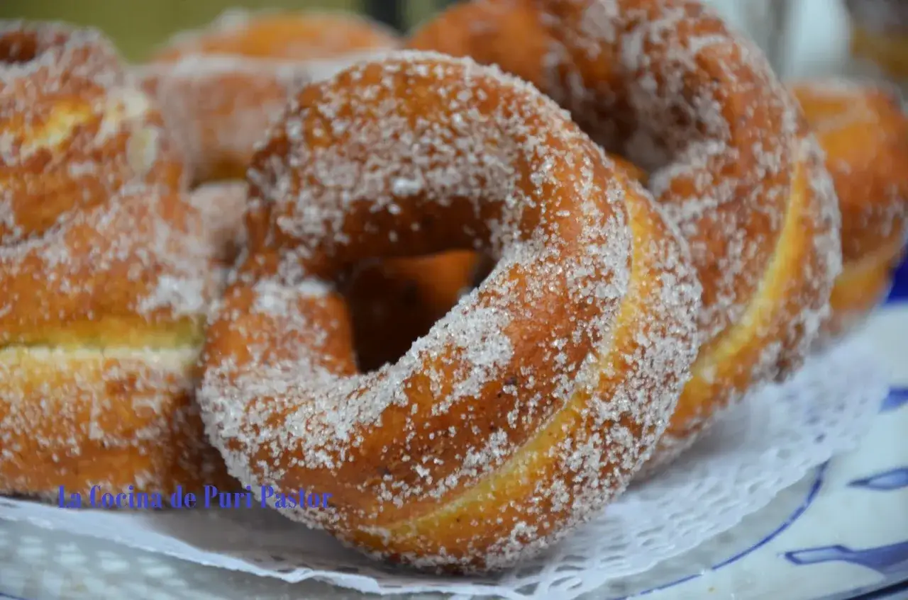 Roscos de Semana Santa recién hechos, dorados y cubiertos de azúcar. Un dulce tradicional para disfrutar en familia.